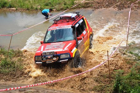 Mãn nhãn với màn đua ô tô địa hình giữa lòng Hà Nội